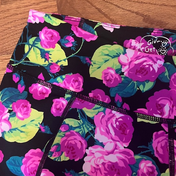 🎉rare🎉Betsey Johnson Performance floral print black athletic leggings - Picture 5 of 10